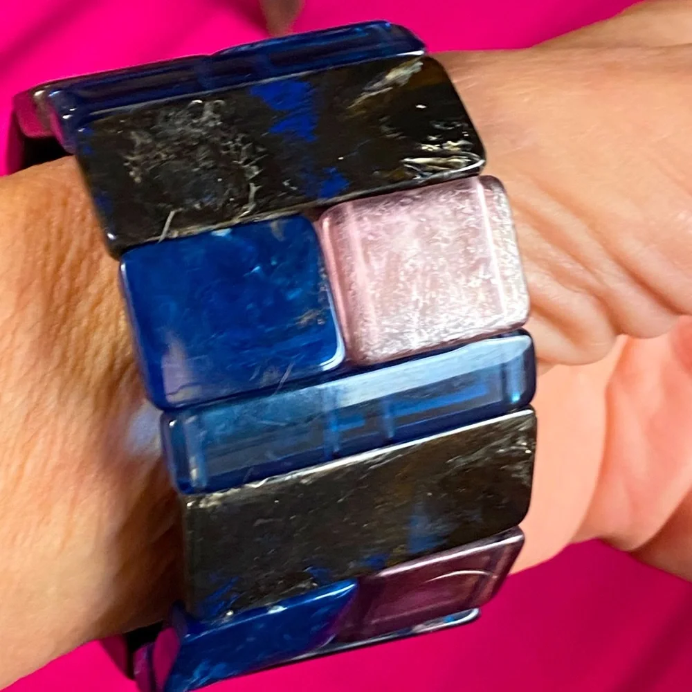 Two VTG lucite bracelets,blue marble geo carved bangle,stretch tile blue pink - Picture 5 of 11